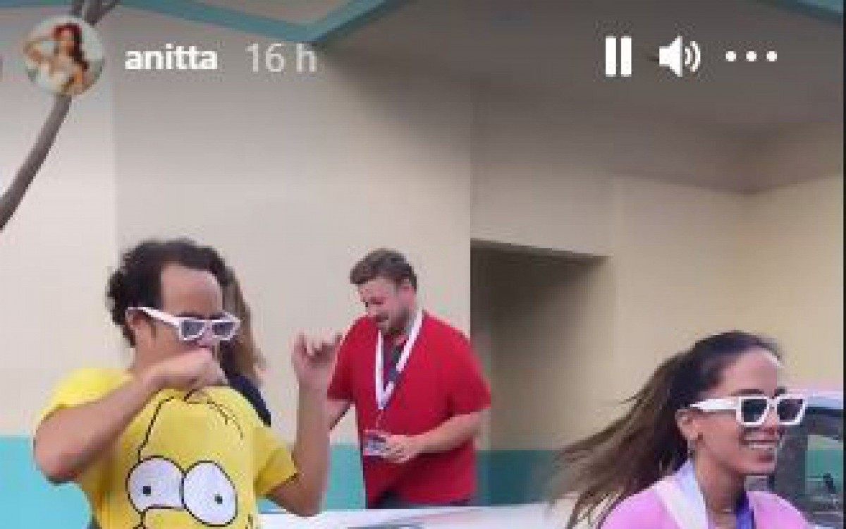 Anitta dan&ccedil;a 'Girl From Rio' nas ruas da Disney, na Fl&oacute;rida