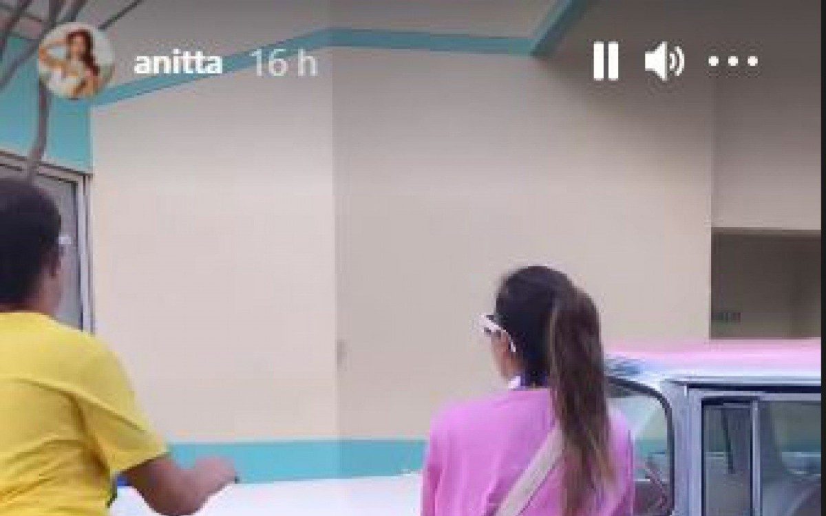 Anitta dan&ccedil;a 'Girl From Rio' nas ruas da Disney, na Fl&oacute;rida