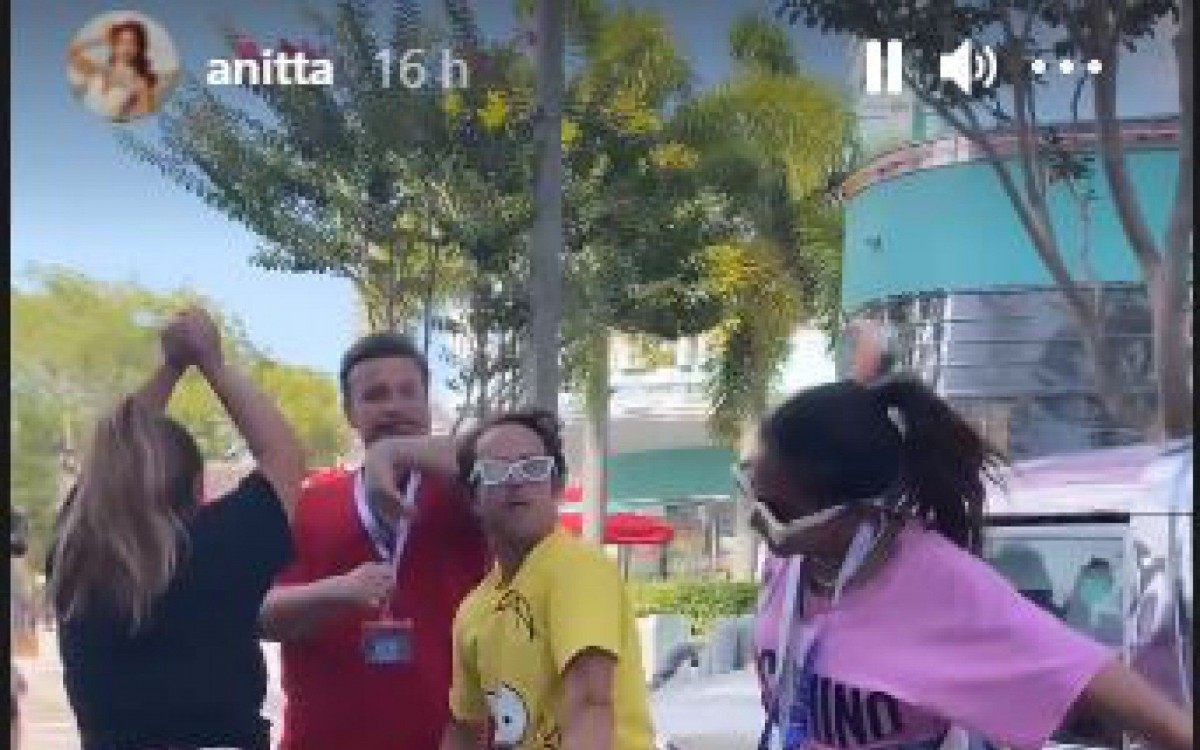 Anitta dan&ccedil;a 'Girl From Rio' nas ruas da Disney, na Fl&oacute;rida