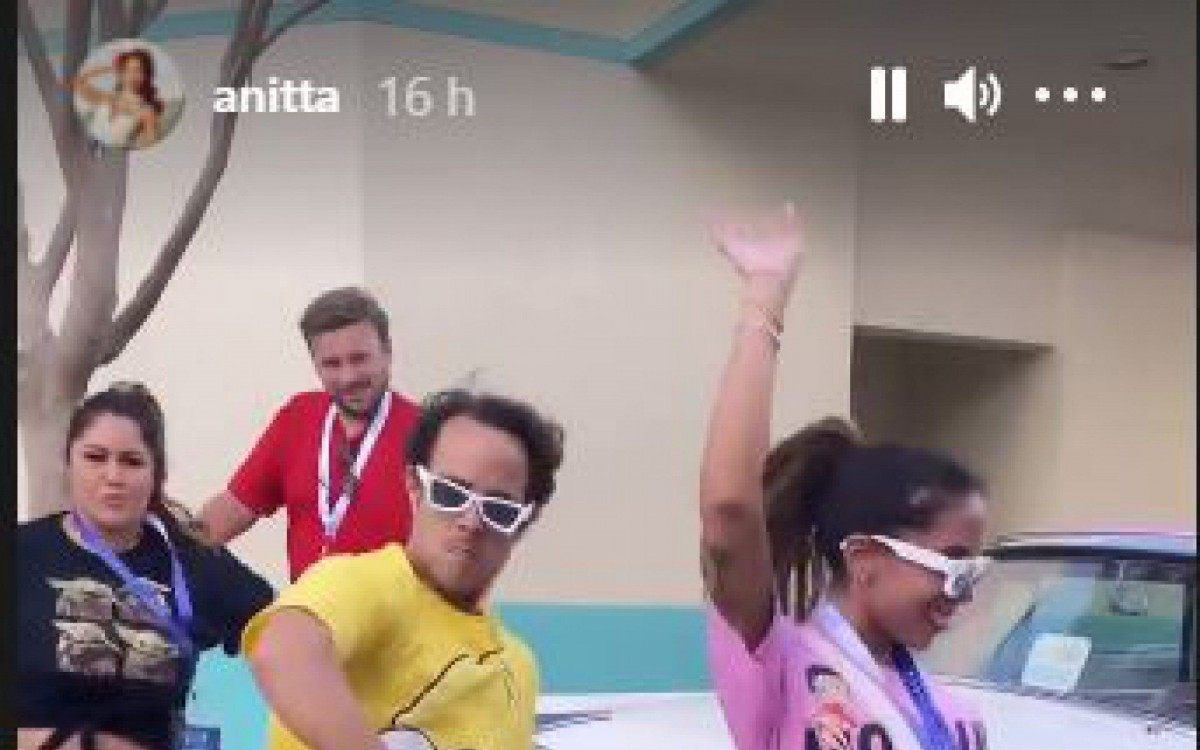Anitta dan&ccedil;a 'Girl From Rio' nas ruas da Disney, na Fl&oacute;rida