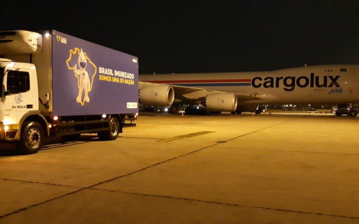 Previsão inicial era de que apenas um dos dois lotes chegaria neste sábado