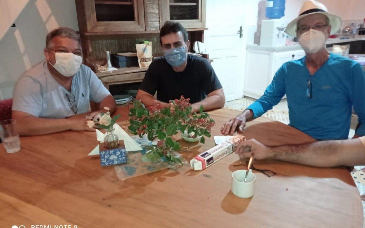 Deputado Marcelo Freixo fez quest&atilde;o de preparar pessoalmente um caf&eacute; para conversar com prefeito Bonif&aacute;cio e o amigo de longa data, ex-deputado Janio Mendes