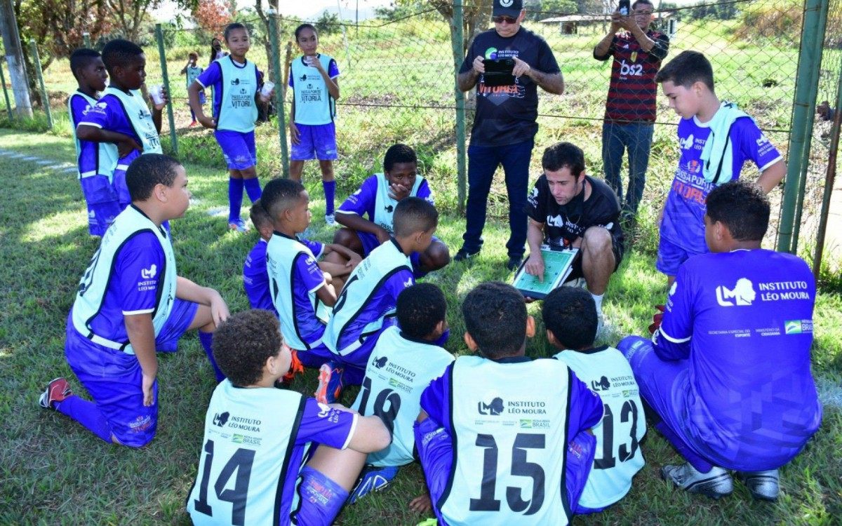 As equipes "Passaporte para a Vit&oacute;ria Escolinha Leo Moura" de Itaperuna e "Nova Gera&ccedil;&atilde;o N&uacute;cleo de Futebol Botafogo" de Porci&uacute;ncula se enfrentaram em uma brilhante partida.
