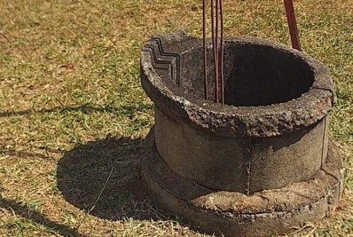 Homem joga corpo de amigo em bueiro depois de esquartejar e queimar