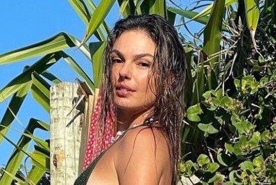 Isis Valverde dá show de flexibilidade com pose de yoga