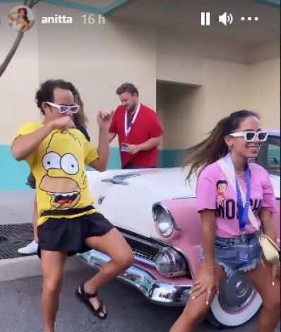 Anitta dança 'Girl From Rio' nas ruas da Disney, na Flórida - Reporter 03