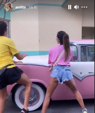 Anitta dança 'Girl From Rio' nas ruas da Disney, na Flórida - Reporter 03