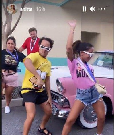 Anitta dança 'Girl From Rio' nas ruas da Disney, na Flórida - Reporter 03