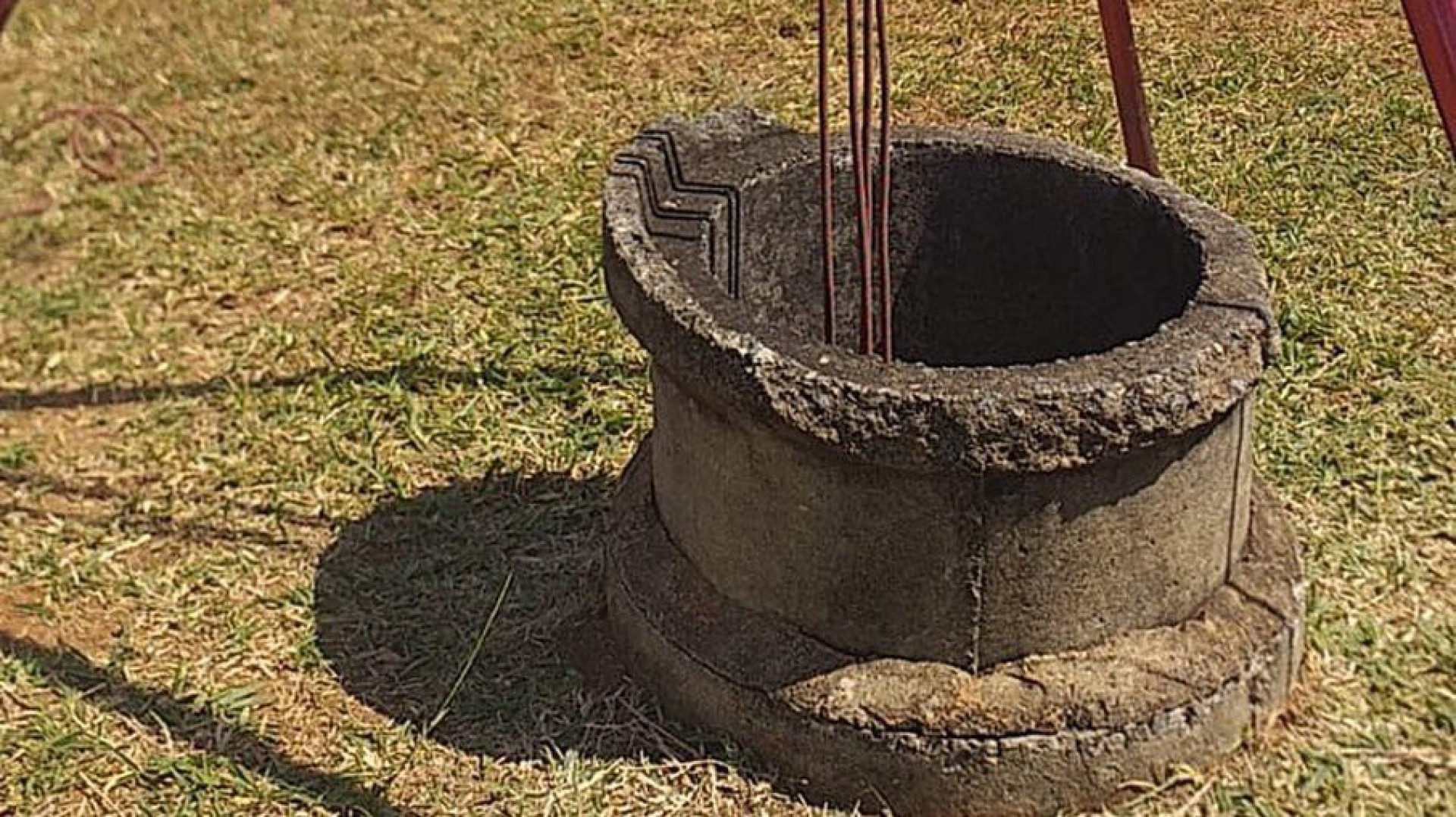 Homem joga corpo de amigo em bueiro depois de esquartejar e queimar