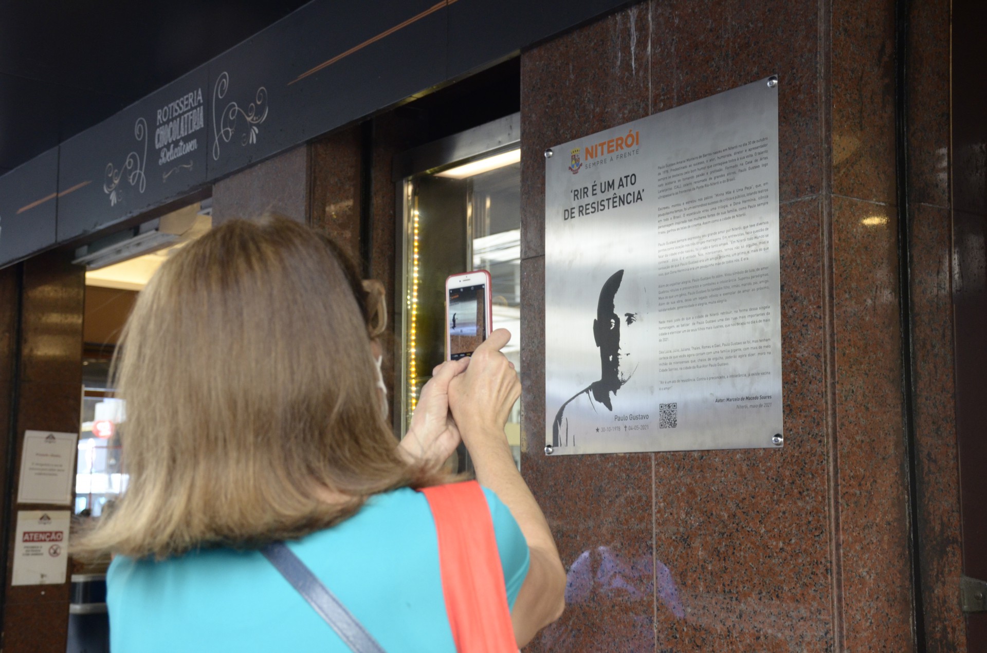Paulo Gustavo ganha homenagem em padaria que frequentava em Niterói