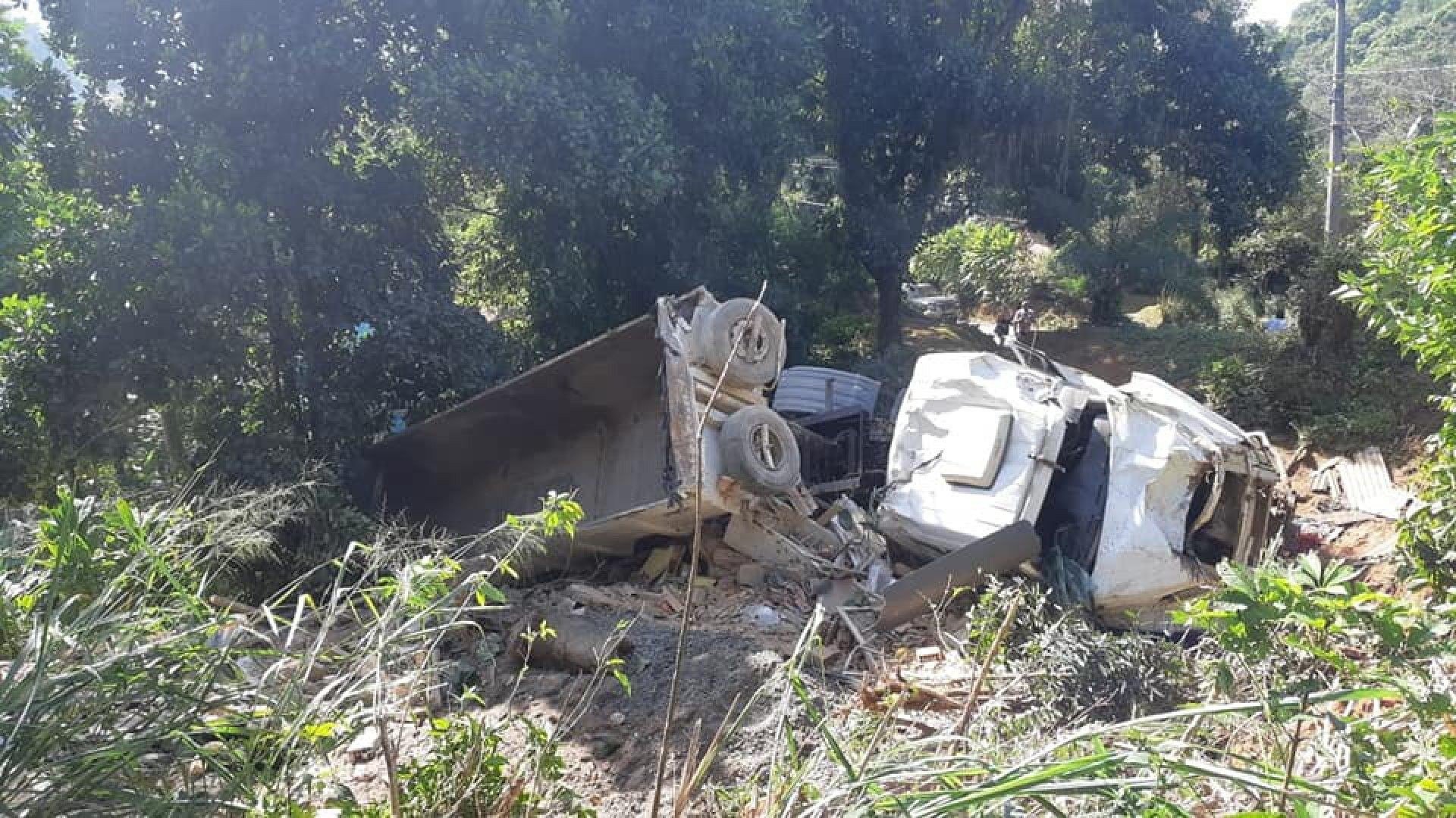 Mulher morre após acidente com carreta em Xerém - Matheus Ricardo/Reprodução