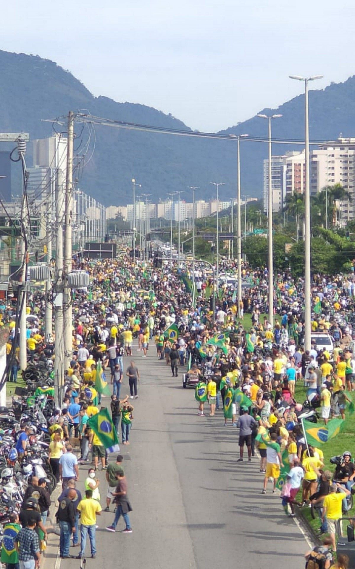 Apoiadores de Bolsonaro lotam duas faixas da Av. Emb. Abelardo Bueno, em frente ao Parque Ol&iacute;mpico