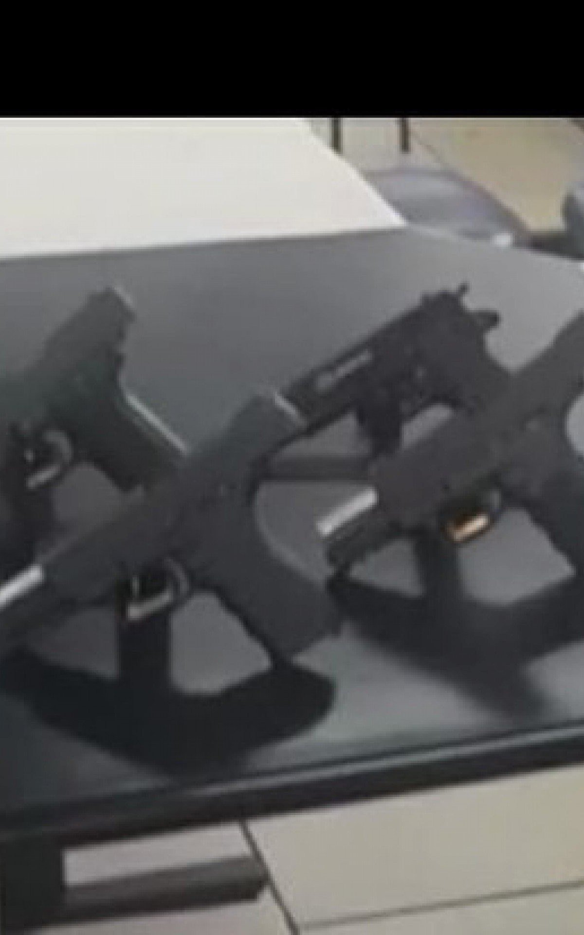 Tr&ecirc;s armas, uma r&eacute;plica e muni&ccedil;&otilde;es foram apreendidas com a ocorr&ecirc;ncia sendo registrada na 54&ordf; DP