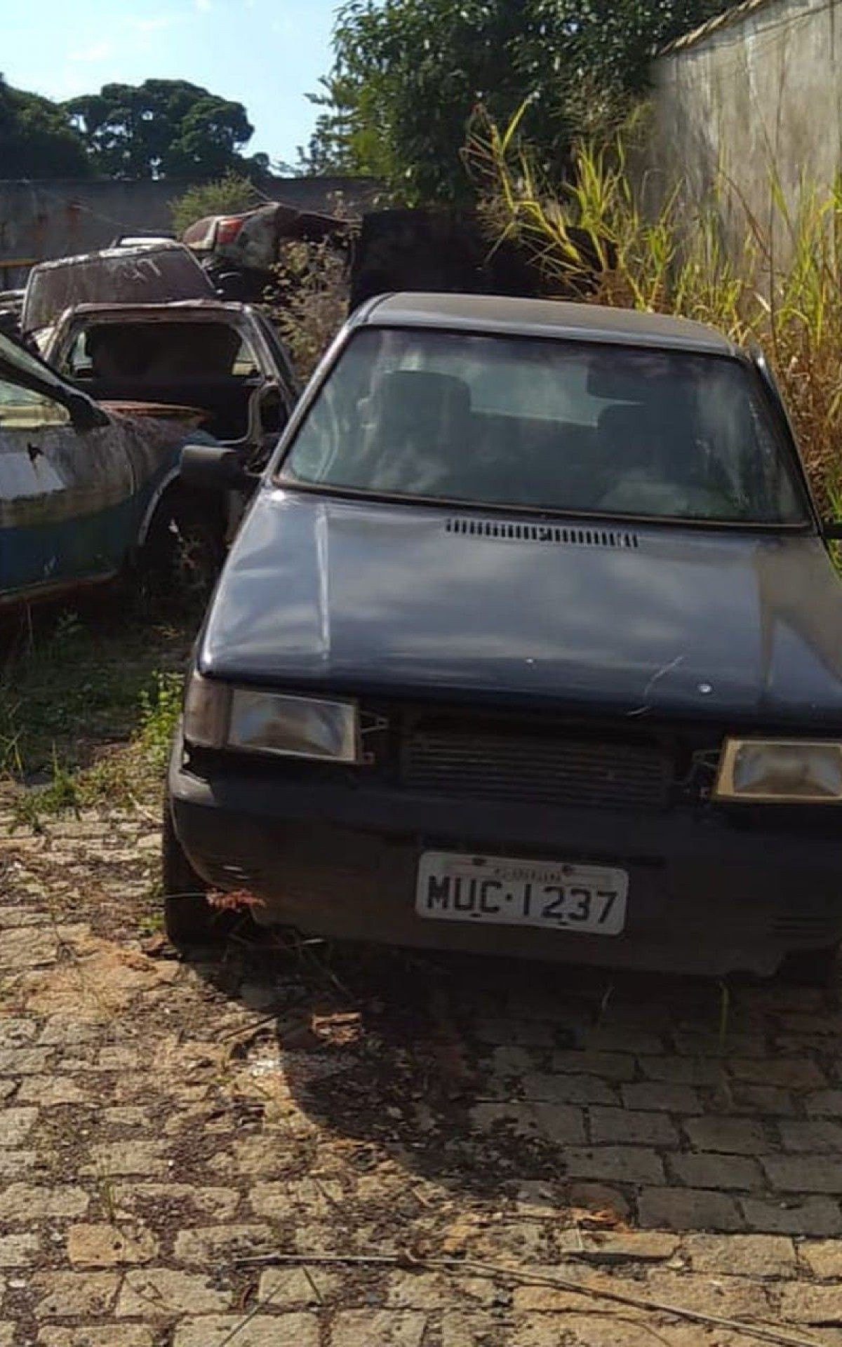 Carros abandonados nas vias p&uacute;blicas de B&uacute;zios s&atilde;o retirados