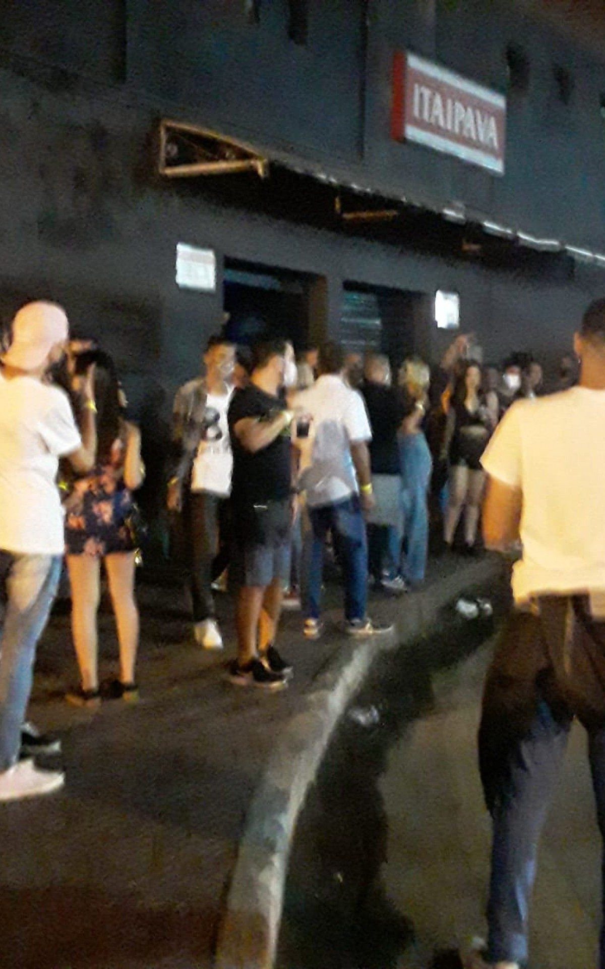 For&ccedil;a-tarefa encerra festa clandestina, dispersa aglomera&ccedil;&atilde;o em pra&ccedil;a p&uacute;blica e interdita bar que funcionava como boate