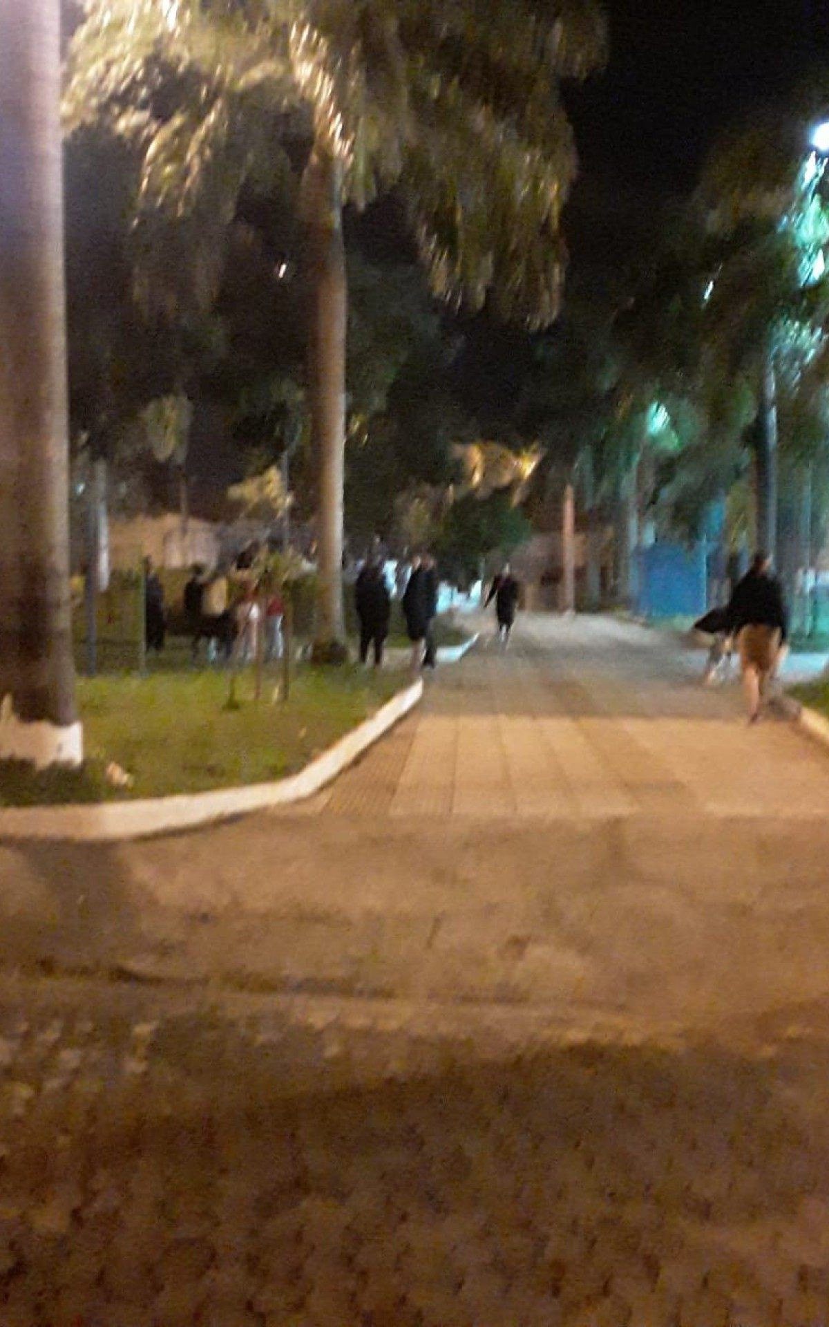 For&ccedil;a-tarefa encerra festa clandestina, dispersa aglomera&ccedil;&atilde;o em pra&ccedil;a p&uacute;blica e interdita bar que funcionava como boate