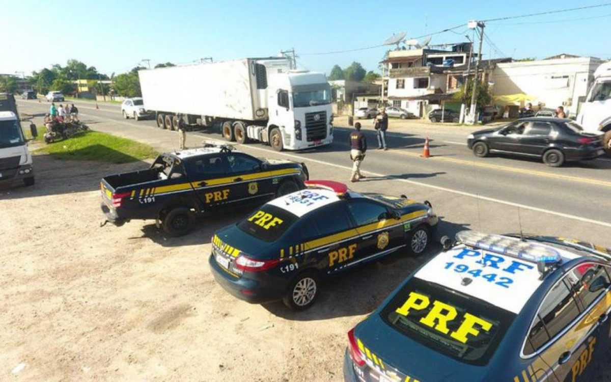 Pol&iacute;cia Rodovi&aacute;ria Federal apreende o dobre de armas entre janeiro e abril de 2021