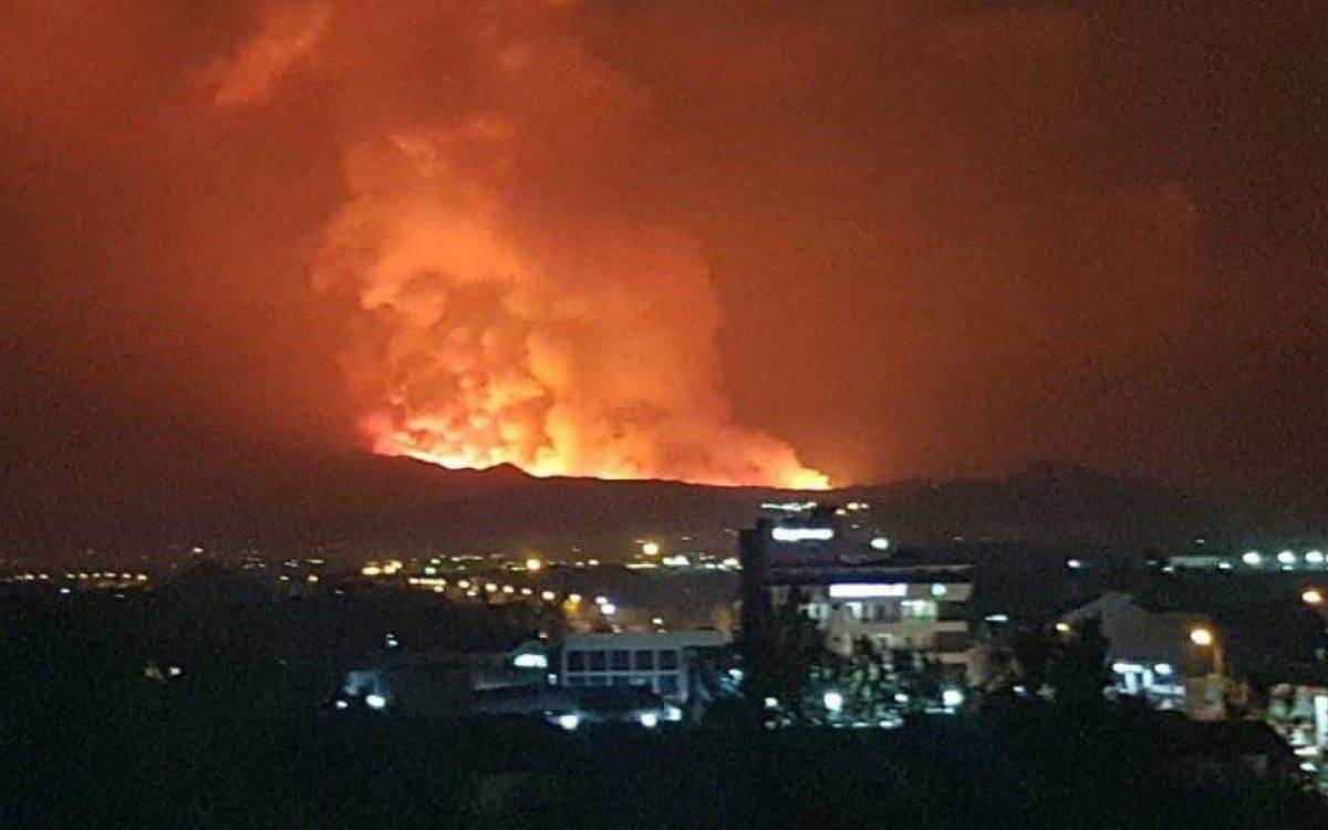 Vulc&atilde;o no Congo e expele fuma&ccedil;a vermelha no c&eacute;u