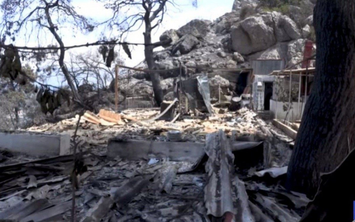Casas ficaram destru&iacute;das pelo fogo na Gr&eacute;cia