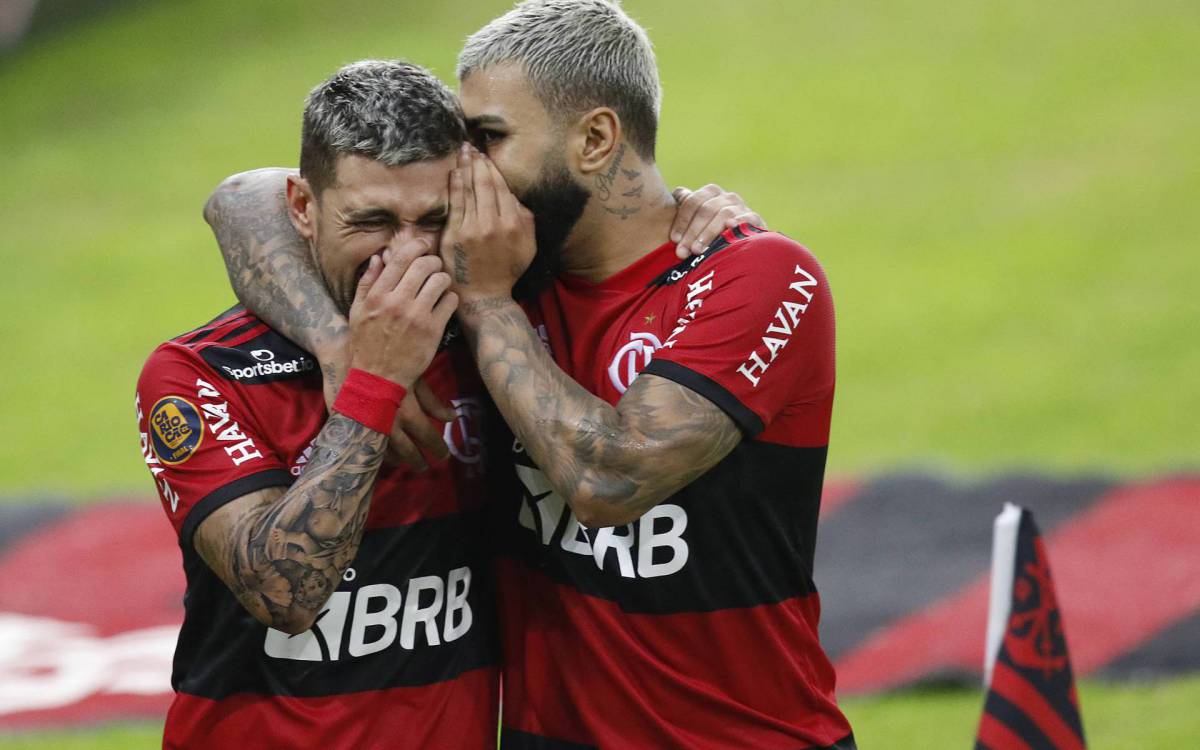 Arrascaeta ao lado de Gabigol em um dos jogos do Flamengo