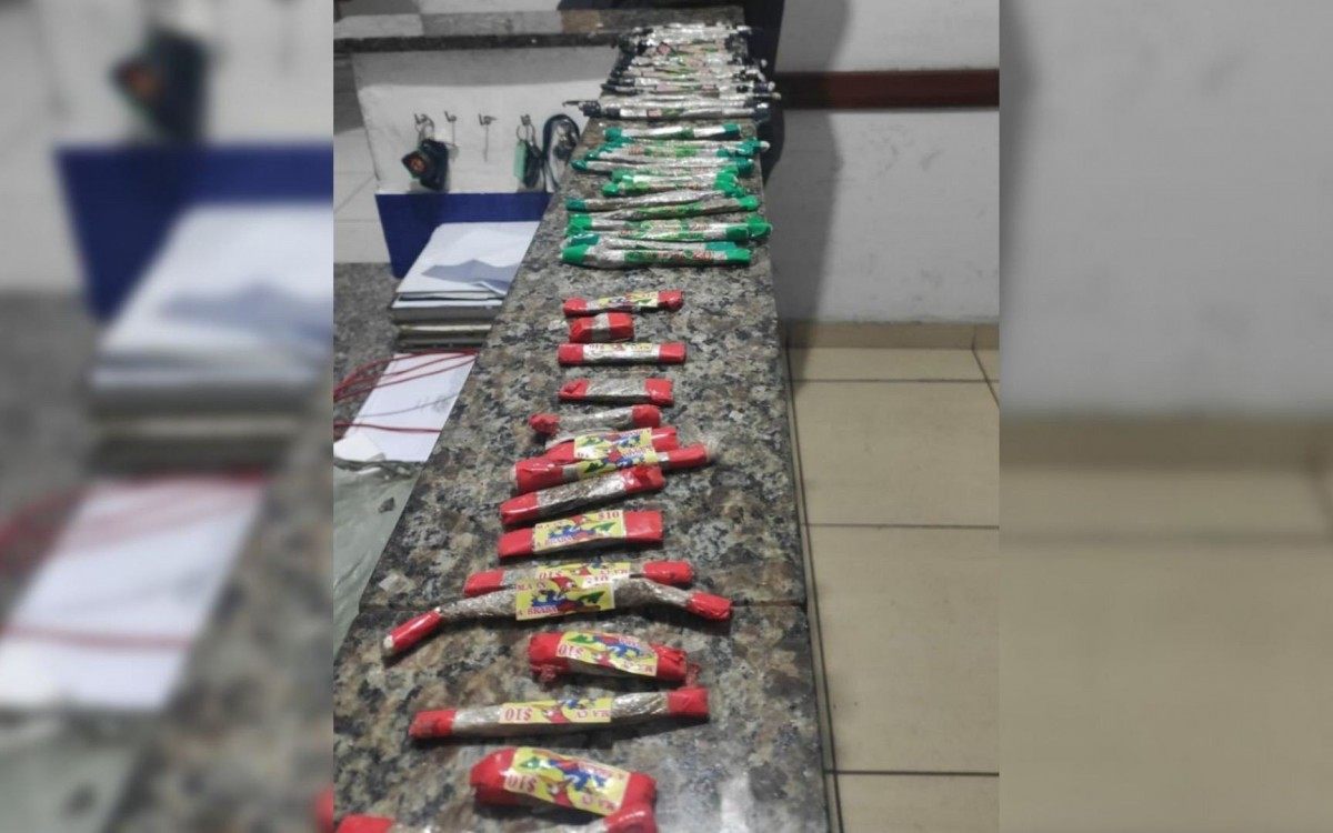 Segundo a PM, foram apreendidas 40 trouxinhas de maconha