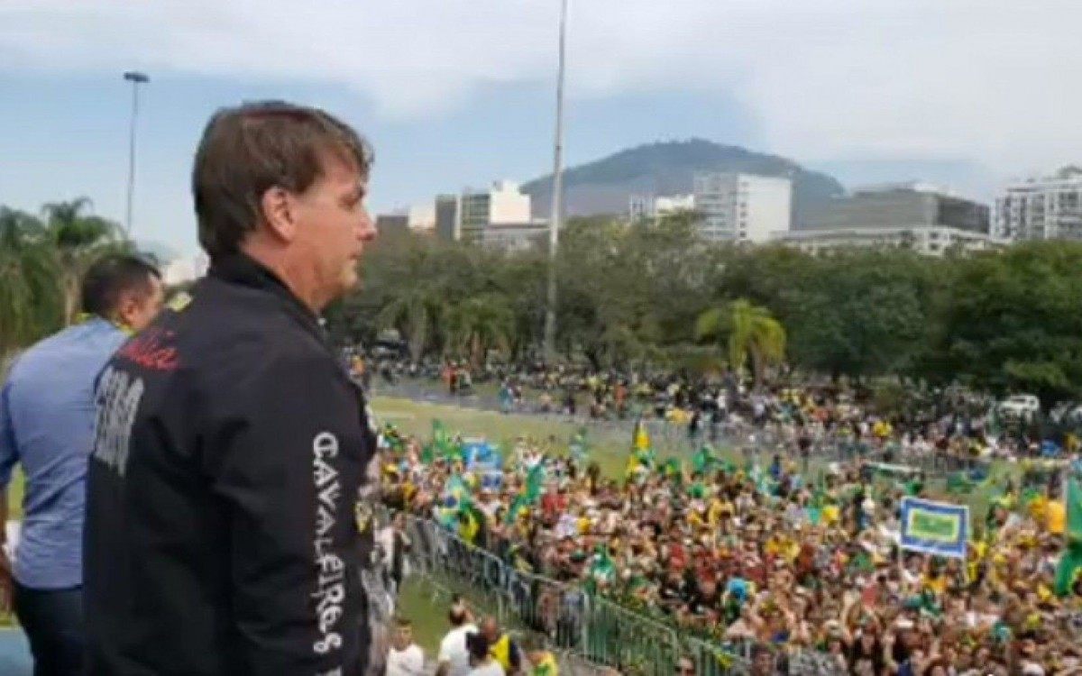 Bolsonaro sobe em trio el&eacute;trico para falar com apoiadores em evento de motociclistas no Rio