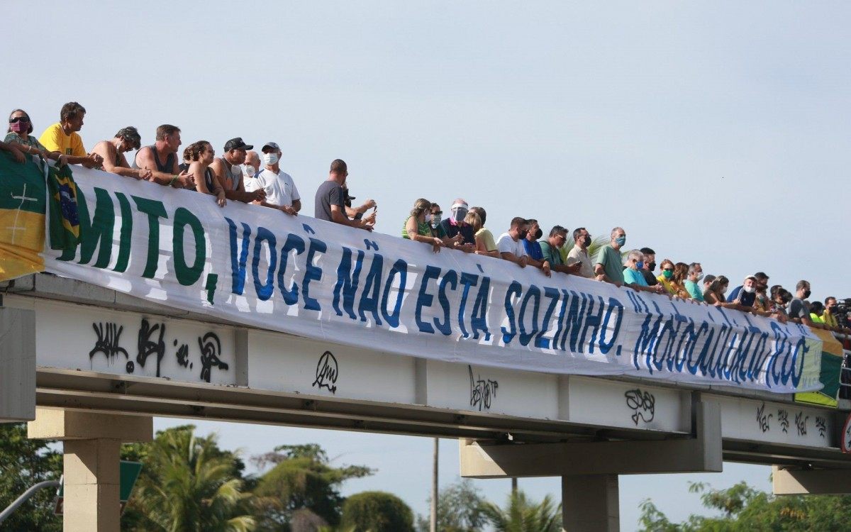 Presidente Jair Bolsonaro participa de " Motociata " que saiu do Parque Olimpico na Barra com destino ao Monumento dos Pracinhas no Aterro do Flamengo.