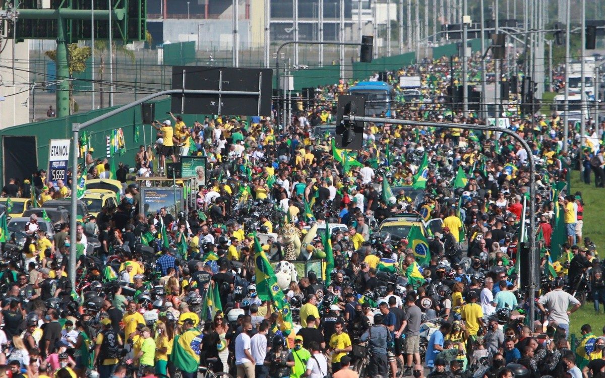 Presidente Jair Bolsonaro participa de " Motociata " que saiu do Parque Olimpico na Barra com destino ao Monumento dos Pracinhas no Aterro do Flamengo.