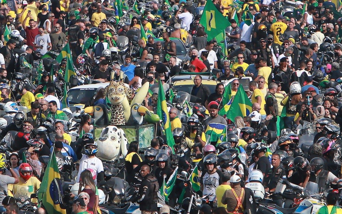 Presidente Jair Bolsonaro participa de " Motociata " que saiu do Parque Olimpico na Barra com destino ao Monumento dos Pracinhas no Aterro do Flamengo.