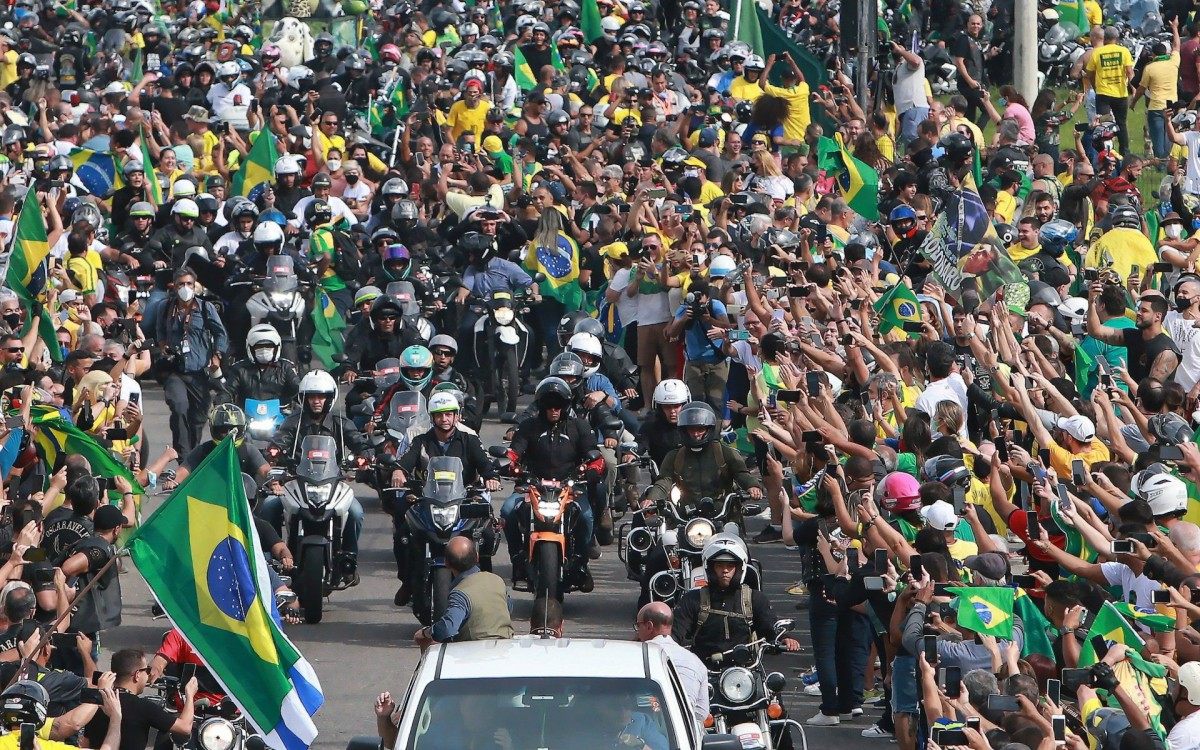 Presidente Jair Bolsonaro participa de " Motociata " que saiu do Parque Olimpico na Barra com destino ao Monumento dos Pracinhas no Aterro do Flamengo.
