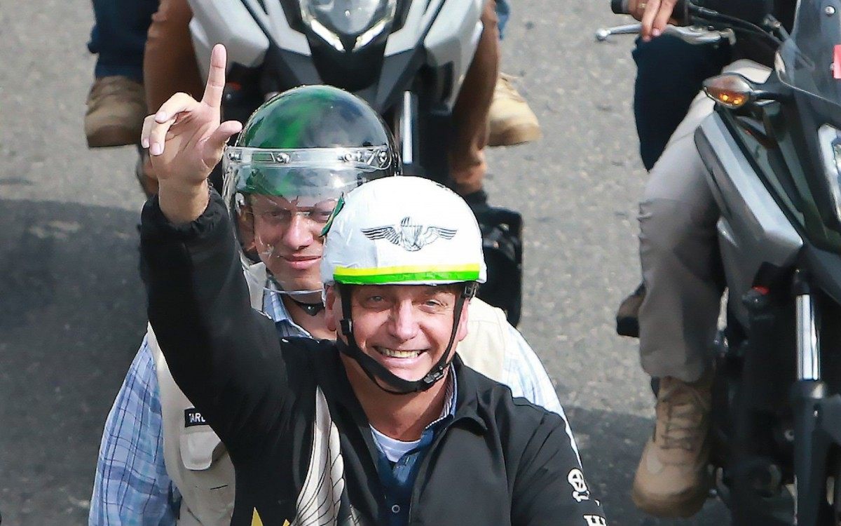 Presidente Jair Bolsonaro participa de " Motociata " que saiu do Parque Olimpico na Barra com destino ao Monumento dos Pracinhas no Aterro do Flamengo.
