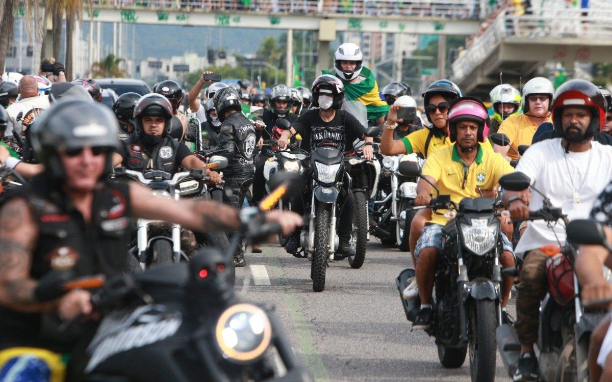 Presidente Jair Bolsonaro participa de " Motociata " que saiu do Parque Olimpico na Barra com destino ao Monumento dos Pracinhas no Aterro do Flamengo.