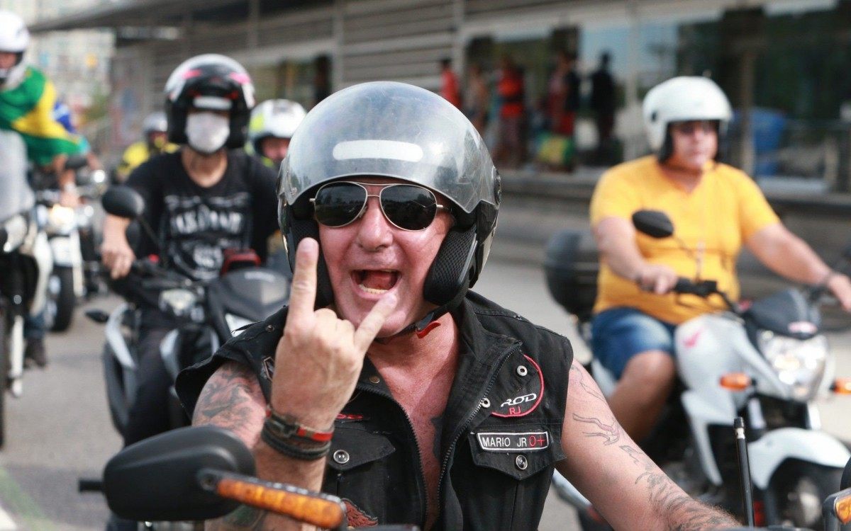 Presidente Jair Bolsonaro participa de " Motociata " que saiu do Parque Olimpico na Barra com destino ao Monumento dos Pracinhas no Aterro do Flamengo.