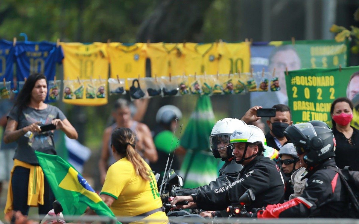 Presidente Jair Bolsonaro participa de " Motociata " que saiu do Parque Olimpico na Barra com destino ao Monumento dos Pracinhas no Aterro do Flamengo.