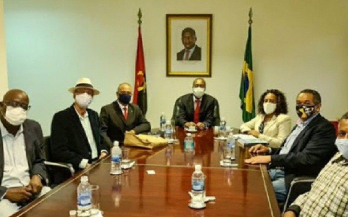 Prefeito Bonif&aacute;cio est&aacute; fazendo passeio de barco pelas praias de Cabo Frio com os dois c&ocirc;nsules que j&aacute; est&atilde;o na cidade. "Hoje &eacute; dia de mostrar as belezas de nossa cidade aos nossos visitantes". 