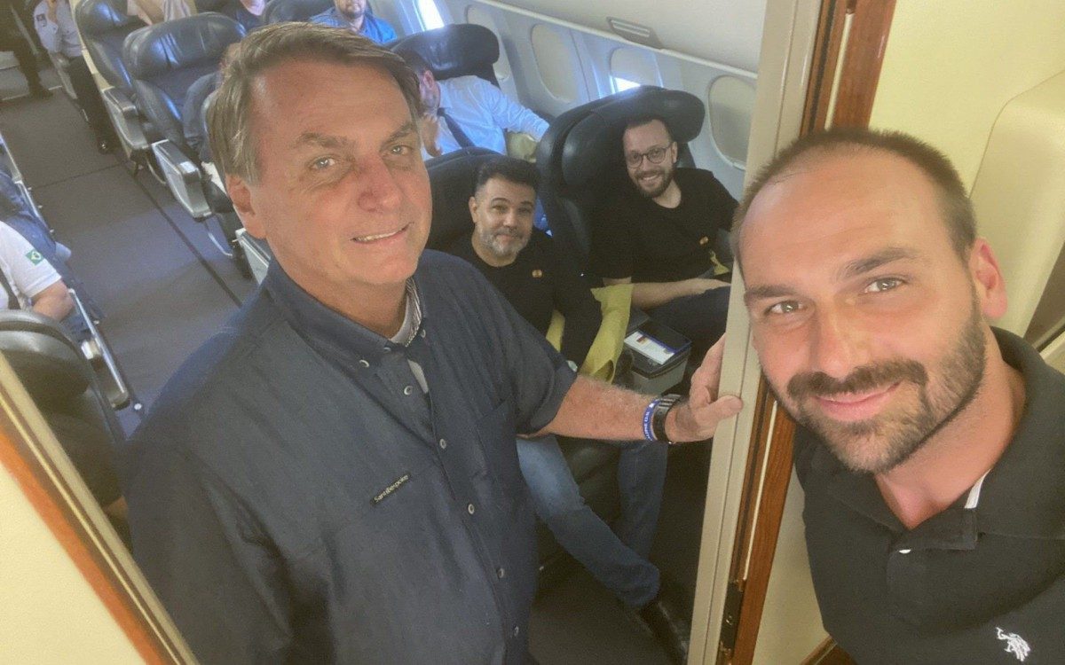 Jair e Eduardo Bolsonaro, Marco Feliciano e Filipe Barros a caminho de Quito, no Equador. - Reprodu&ccedil;&atilde;o | Twitter
