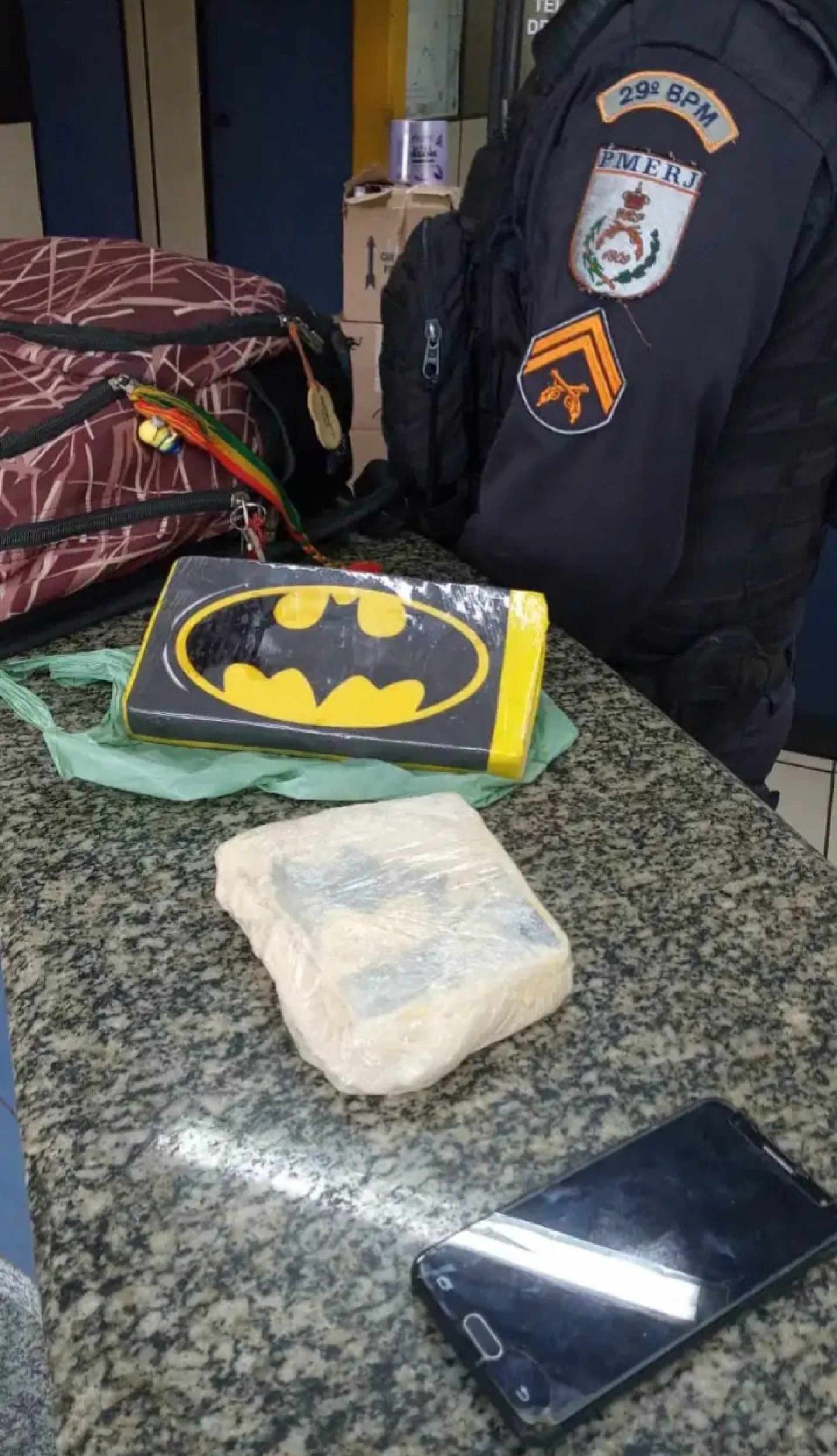 De Campos para Itaperuna: Jovem é presa transportando quase um quilo e meio de cocaína