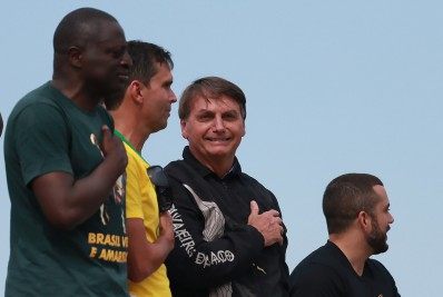 Bolsonaro ameaça uso de Forças Armadas se país não 'voltar à normalidade'
