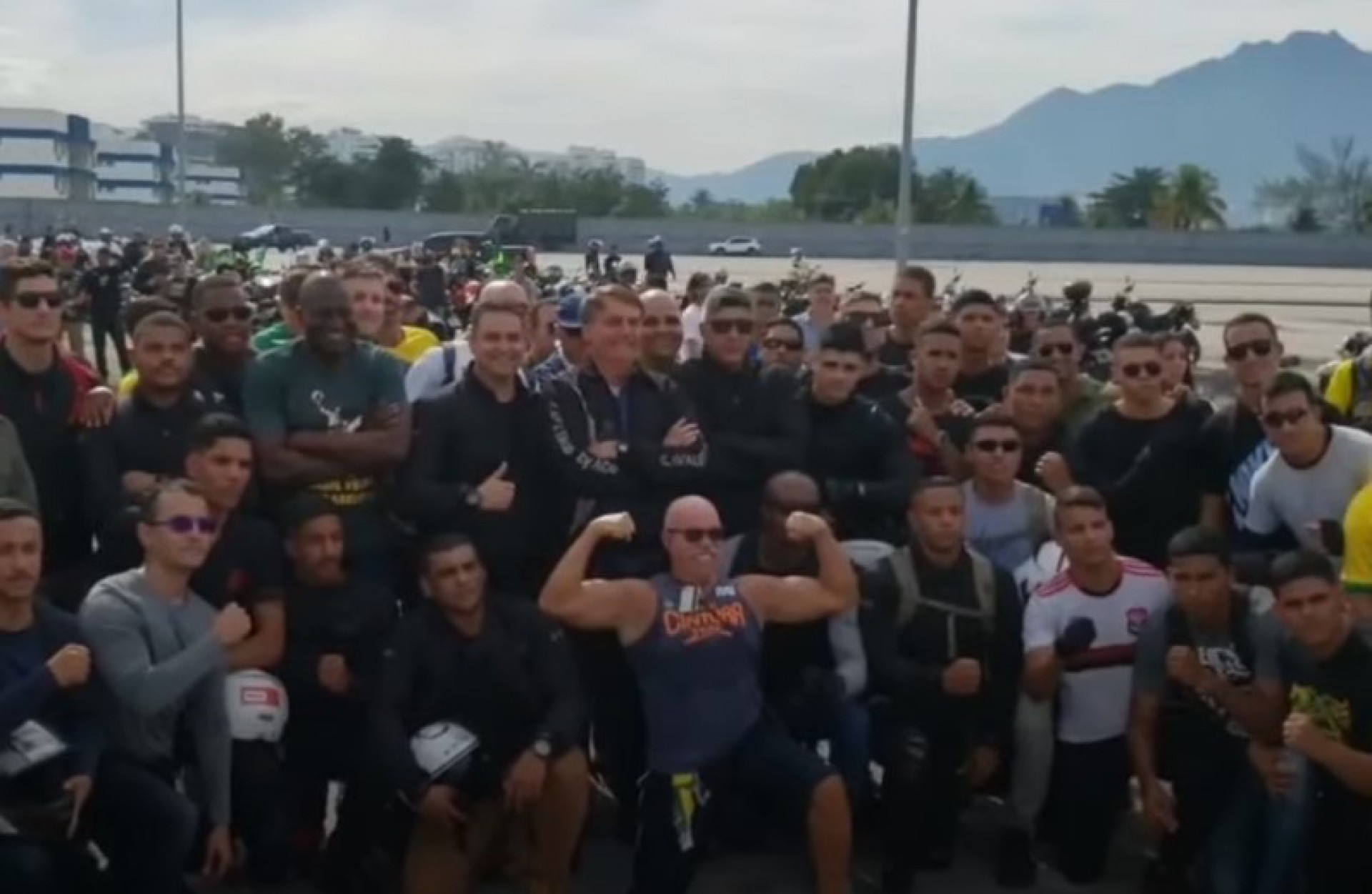 Bolsonaro posa para foto ao lado de apoiadores sem máscara - Reprodução de vídeo