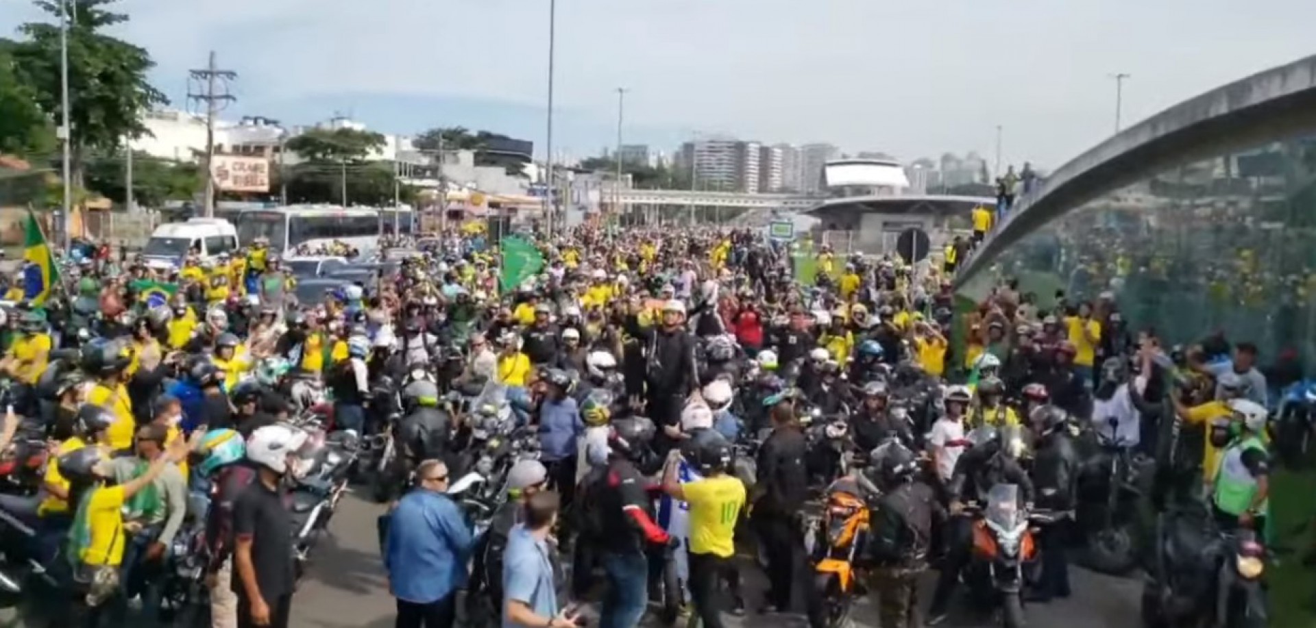 Motociata arrastou grande número de apoiadores do presidente pelas ruas das Zonas Oeste e Sul - Reprodução de vídeo