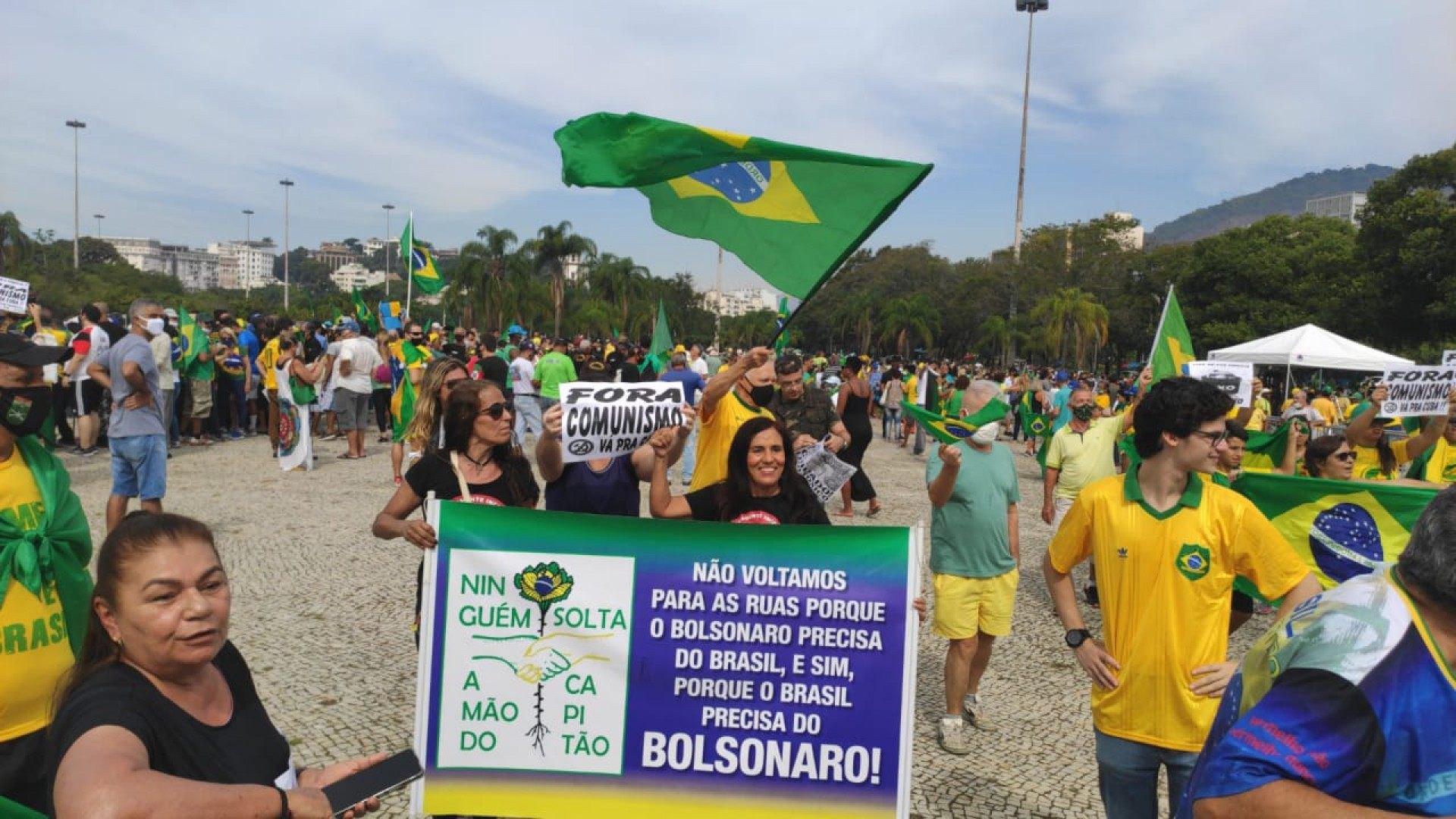 Apoiadores de Bolsonaro carregam bandeiras, faixas, mas participam de ato sem máscara  - Daniel Castelo Branco/Agência O Dia