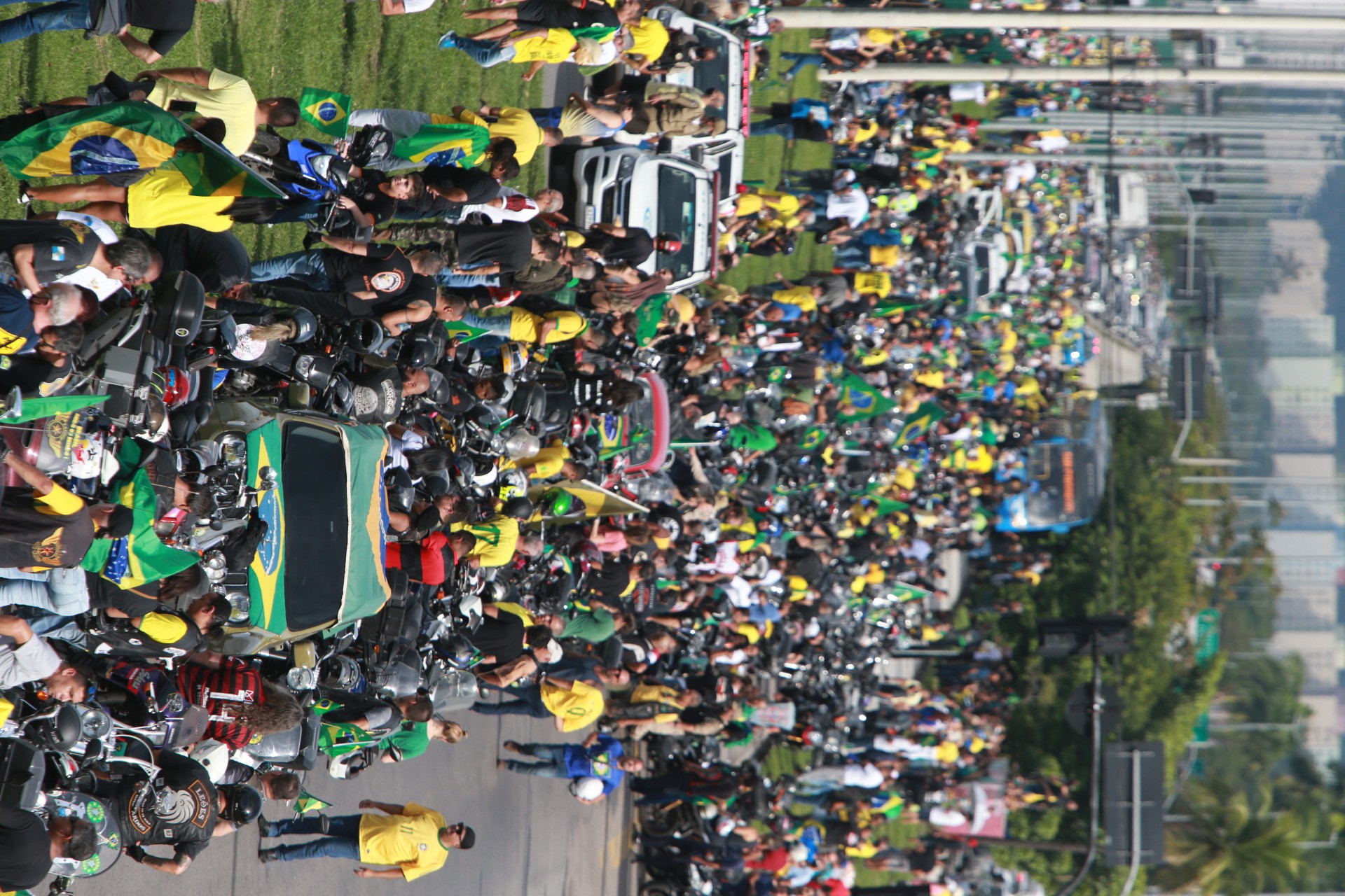 'Motociata' partiu do Parque Olímpico, na Avenida Abelardo Bueno, na Barra, com destino ao Aterro, reunindo quase 20 mil pessoas  - fotos Daniel Castelo Branco