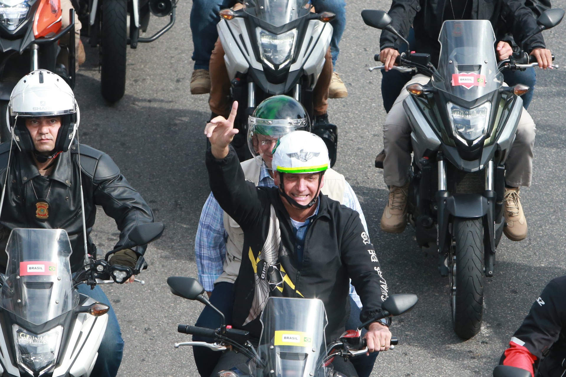 Sem m&aacute;scara, Jair Bolsonaro participou de 'motociata', que foi do Parque Ol&iacute;mpico ao Aterro, neste domingo (23) - Daniel Castelo Branco