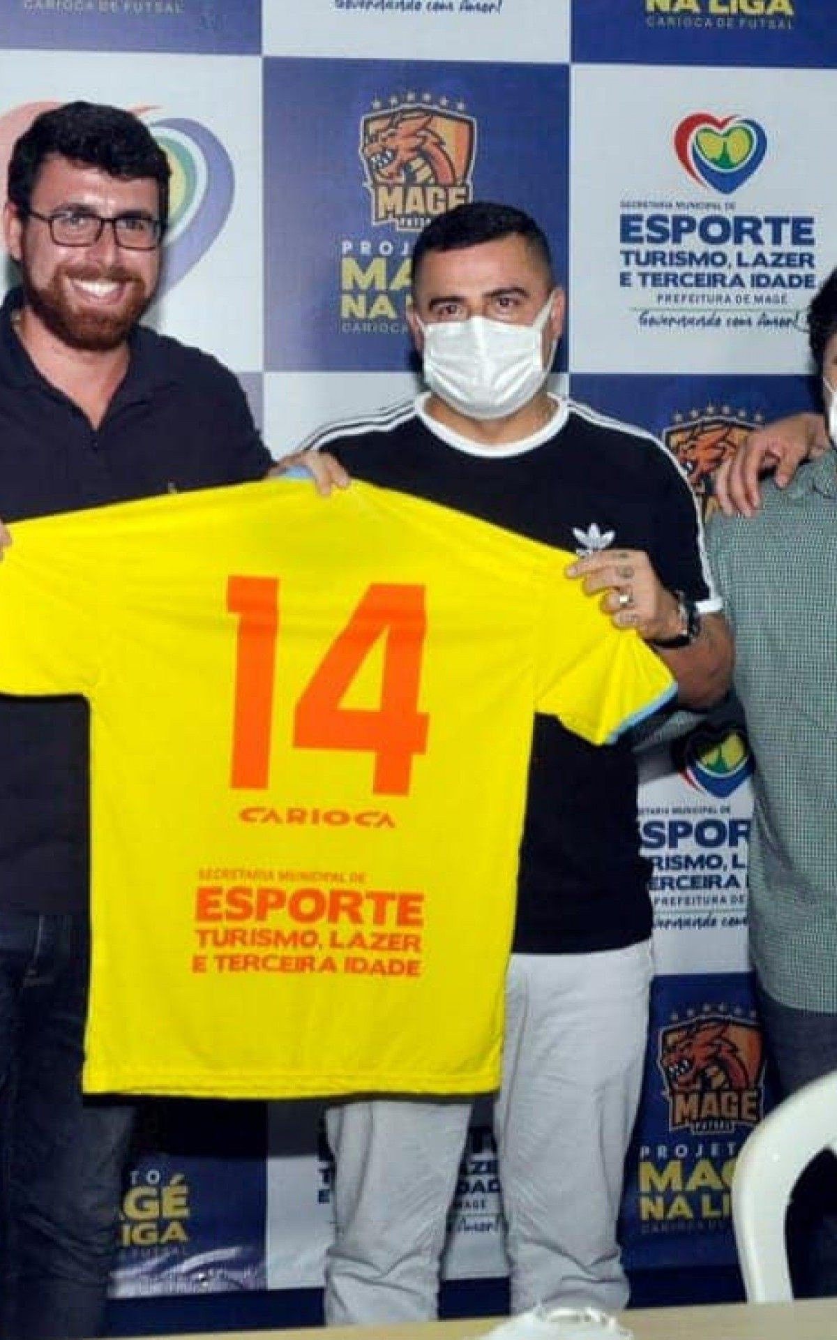 O prefeito de Mag&eacute;, Renato Cozzolino e o secret&aacute;rio de governo, Vinicius Cozzolino, receberam Vander Carioca no Poliesportivo Nelson Ferreira Lima para dar as boas vindas.