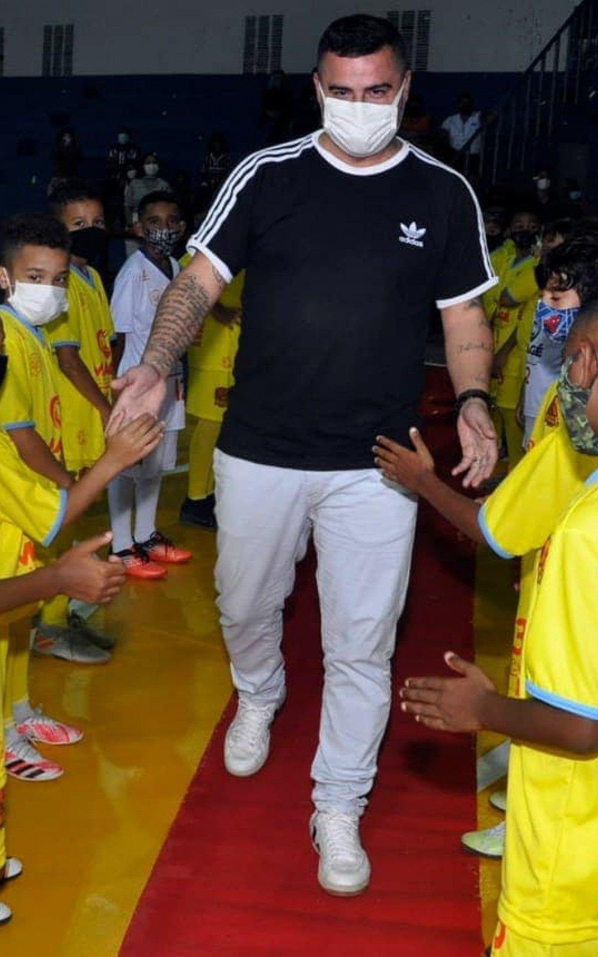 Vander Carioca &eacute; recebido por crian&ccedil;as na quadra maggense. O atleta volta &agrave;s quadras na equipe que estreia em junho na Liga Carioca.