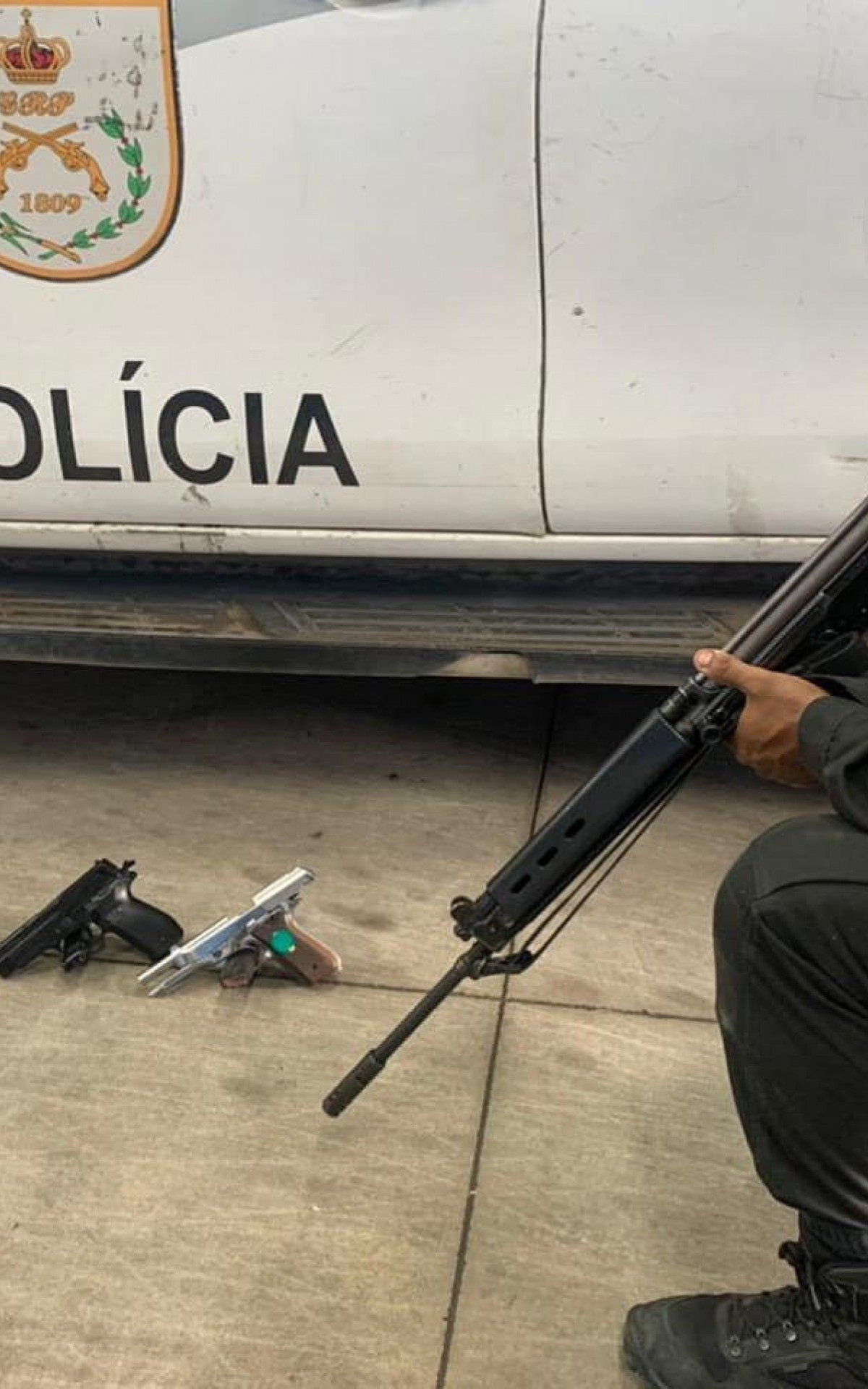 Uma pistola 9mm e um simulacro de pistola foram apreendidos