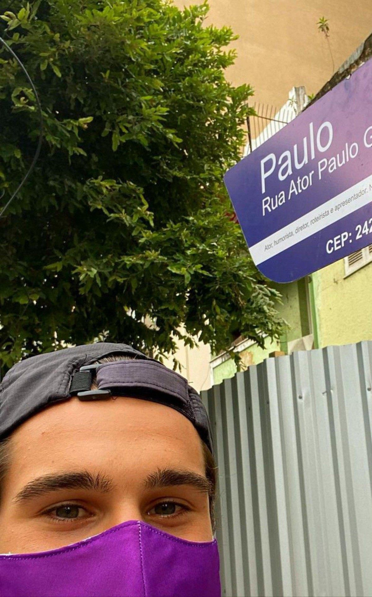 Nicolas Pratese visita placa da Rua de Paulo Gustavo em Niter&oacute;i