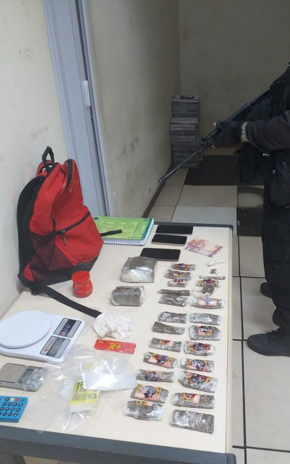 Pol&iacute;cia Militar prende mulher com drogas em Saquarema