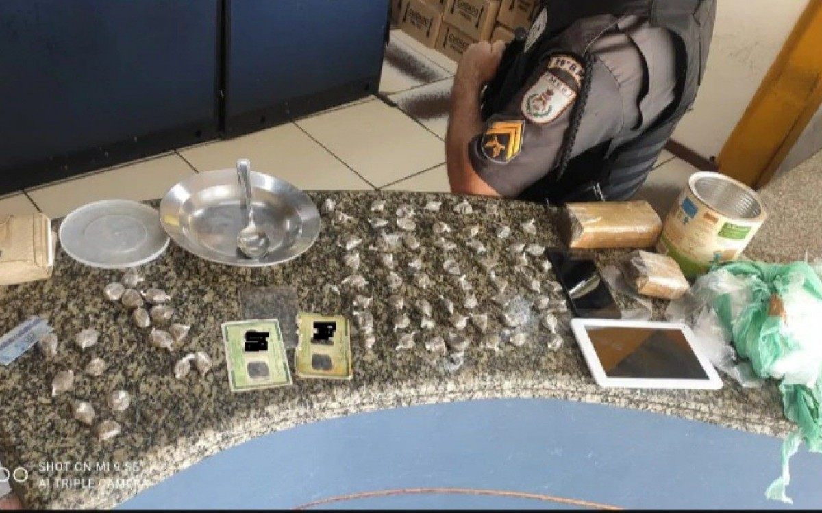 Apreens&atilde;o de materiais entorpecentes durante a&ccedil;&atilde;o policial.