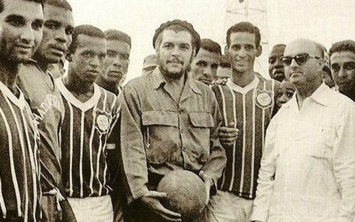 Che Guevara e jogadores do Madureira: encontro polêmico - Reprodução Internet